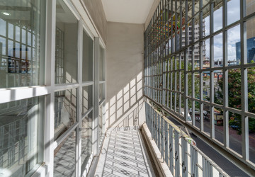 Renovated 1 Bedroom Apartment For Rent - Chakto Mukh, Phnom Penh thumbnail