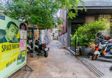 Renovated 2 Bedroom Apartment For Rent - Chakto Mukh, Phnom Penh thumbnail