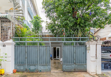 2 Bedroom Townhouse For Rent - Tonle Bassac, Phnom Penh thumbnail