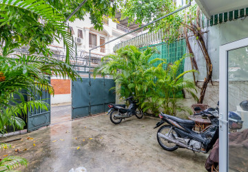 2 Bedroom Townhouse For Rent - Tonle Bassac, Phnom Penh thumbnail