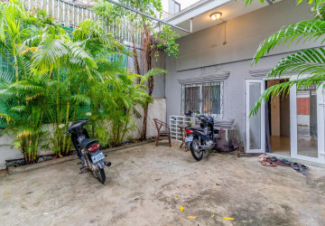2 Bedroom Townhouse For Rent - Tonle Bassac, Phnom Penh thumbnail