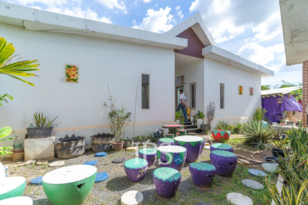 8 Bedroom Compound-House For Rent - Svay Dangkum, Siem Reap - Image 19