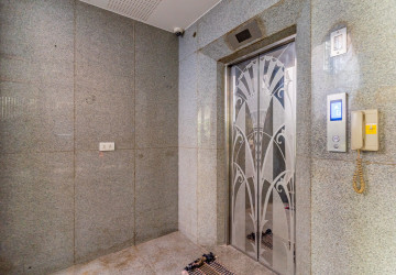 2 Bedroom Apartment For Rent - Tonle Bassac, Phnom Penh thumbnail