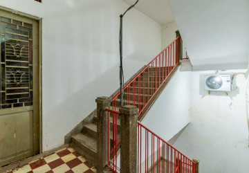 Renovated 3 Bedroom Apartment For Rent - Beoung Raing, Phnom Penh thumbnail