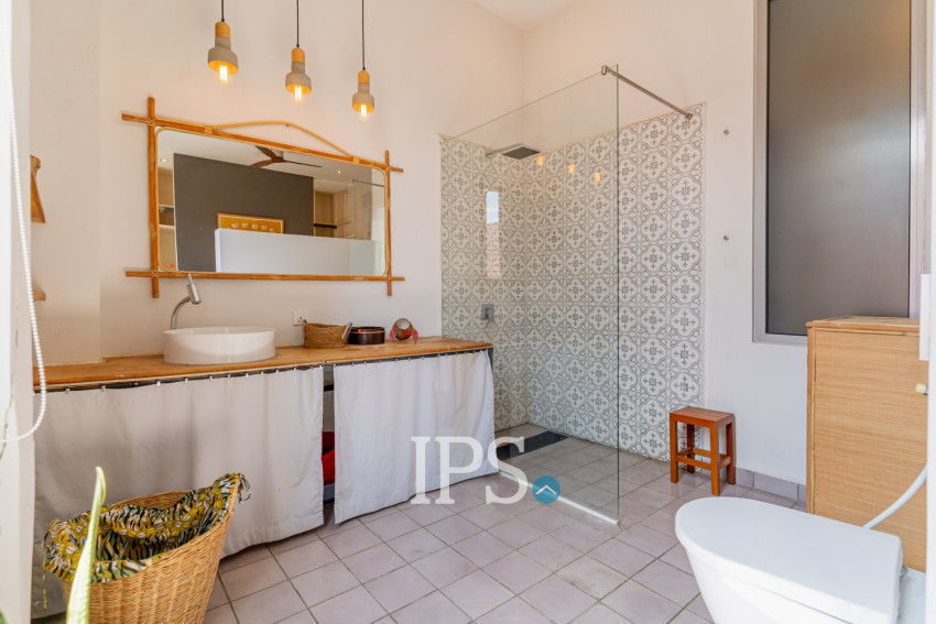 Renovated 3 Bedroom Apartment For Rent - Beoung Raing, Phnom Penh