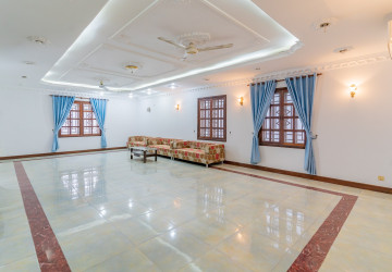 5 Bedroom Commercial Villa For Rent - BKK1, Phnom Penh thumbnail