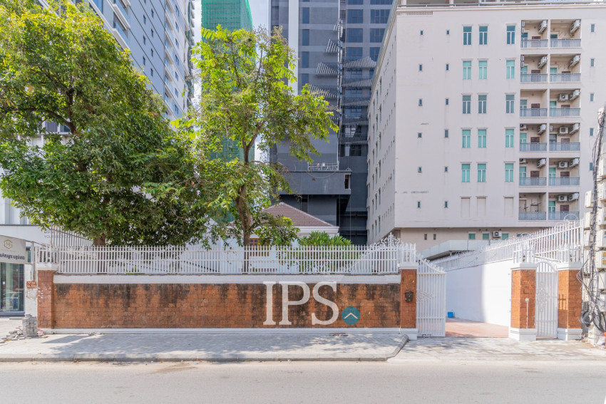 5 Bedroom Commercial Villa For Rent - BKK1, Phnom Penh