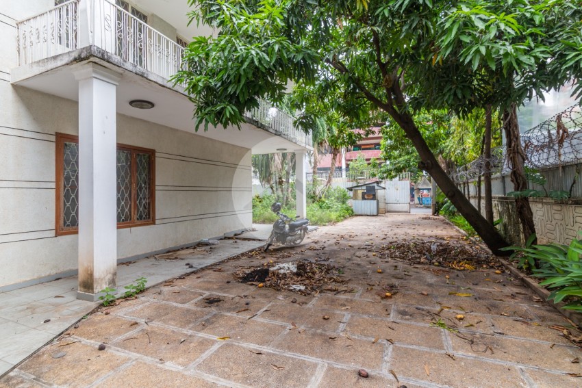 4 Bedrooms Commercial Villa For Rent - BKK1, Phnom Penh