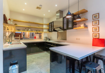 2 Bedroom Townhouse For Rent - Chakto Mukh, Phnom Penh thumbnail