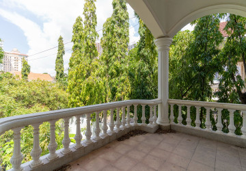 3 Bedroom Villa For Rent- Tonle Bassac, Phnom Penh thumbnail