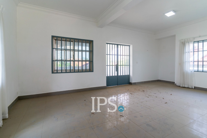 3 Bedroom Villa For Rent- Tonle Bassac, Phnom Penh