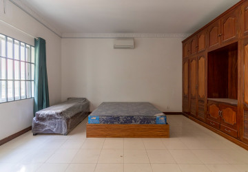 3 Bedroom Villa For Rent- Tonle Bassac, Phnom Penh thumbnail