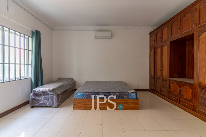 3 Bedroom Villa For Rent- Tonle Bassac, Phnom Penh