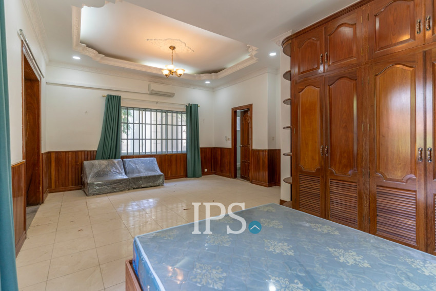 3 Bedroom Villa For Rent- Tonle Bassac, Phnom Penh