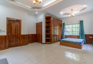 3 Bedroom Villa For Rent- Tonle Bassac, Phnom Penh thumbnail