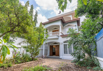 3 Bedroom Villa For Rent- Tonle Bassac, Phnom Penh thumbnail