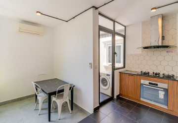 Renovated 3 Bedroom Apartment For Rent - Beoung Raing, Phnom Penh thumbnail