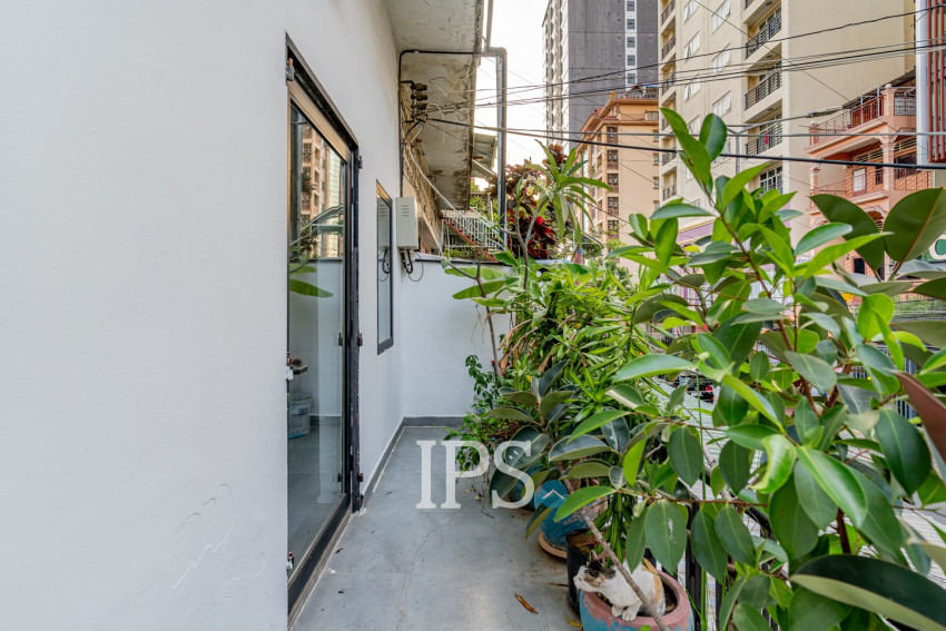 Renovated 2 Bedroom Apartment For Rent - Beoung Raing, Phnom Penh