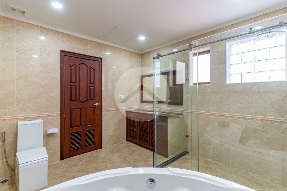 3 Bedroom Serviced Penthouse For Rent - BKK1, Phnom Penh - Image 31