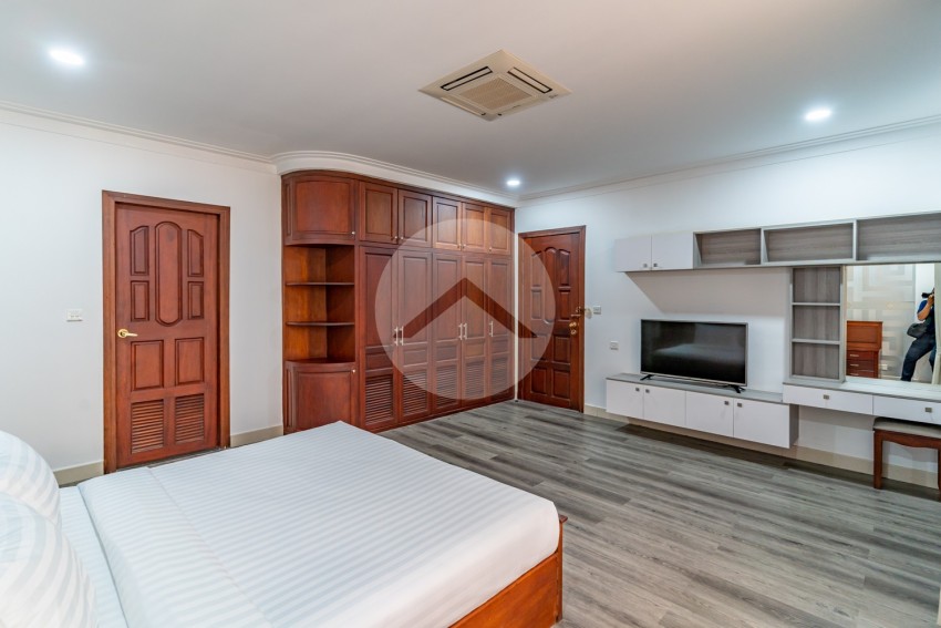 3 Bedroom Penthouse Serviced Apartment For Rent - BKK1, Phnom Penh