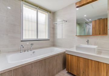 4 Bedroom Serviced Apartment For Rent - Tonle Bassac, Phnom Penh thumbnail