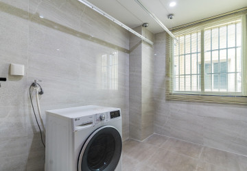 4 Bedroom Serviced Apartment For Rent - Tonle Bassac, Phnom Penh thumbnail