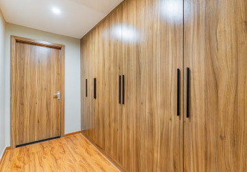 4 Bedroom Serviced Apartment For Rent - Tonle Bassac, Phnom Penh thumbnail