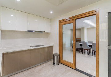 4 Bedroom Serviced Apartment For Rent - Tonle Bassac, Phnom Penh thumbnail
