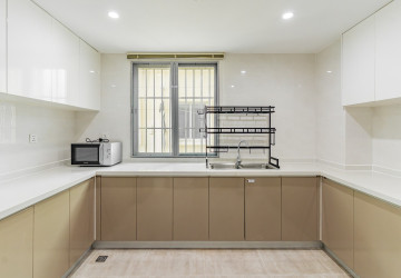 4 Bedroom Serviced Apartment For Rent - Tonle Bassac, Phnom Penh thumbnail