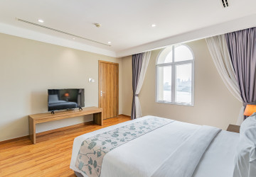 4 Bedroom Serviced Apartment For Rent - Tonle Bassac, Phnom Penh thumbnail