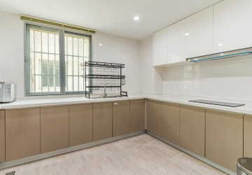 4 Bedroom Serviced Apartment For Rent - Tonle Bassac, Phnom Penh thumbnail