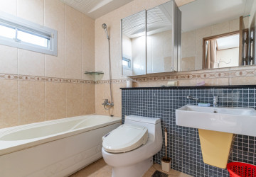 2 Bedroom Condo For Rent - De Castle Royal, BKK1, Phnom Penh thumbnail