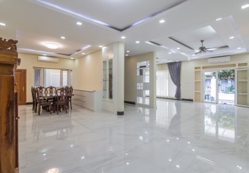 4 Bedroom Villa For Rent - Tonle Bassac, Phnom Penh thumbnail