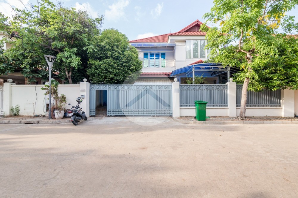 3 Bedroom Villa For Rent - Bassac Garden City, Phnom Penh