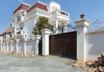 8 Bedroom Luxury Villa For Sale - Svay Dangkum, Siem Reap thumbnail