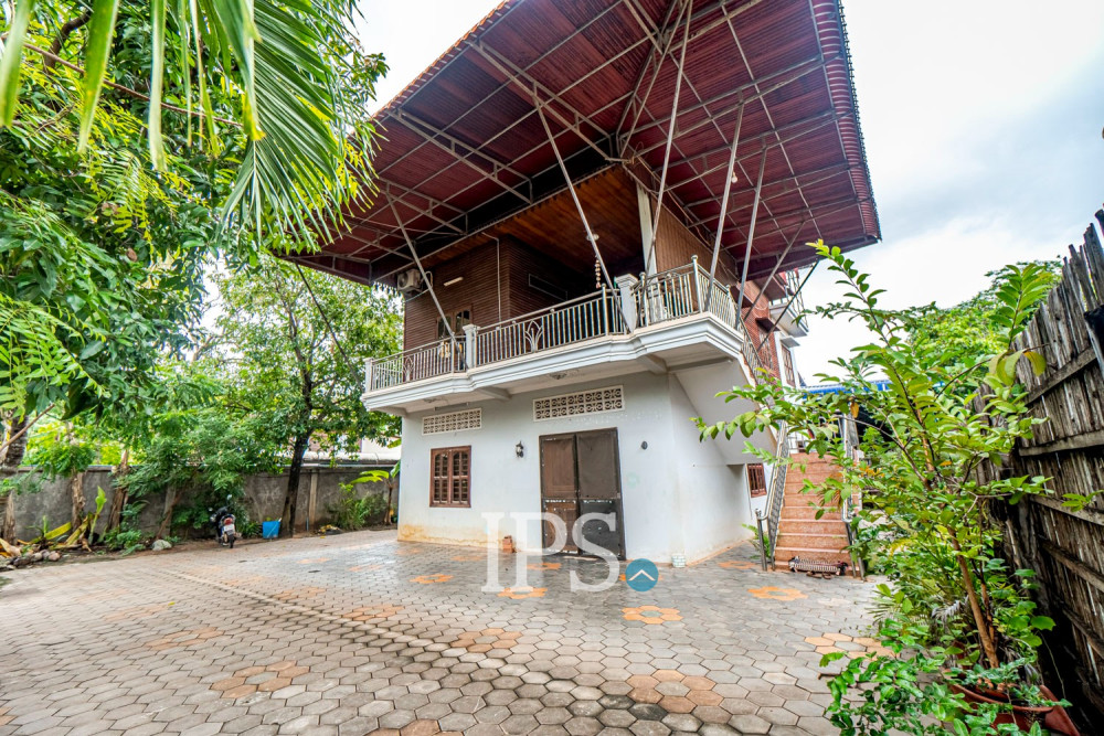 5 Bedroom Wooden House For Sale - Sala Kamreuk, Siem Reap - Image 2