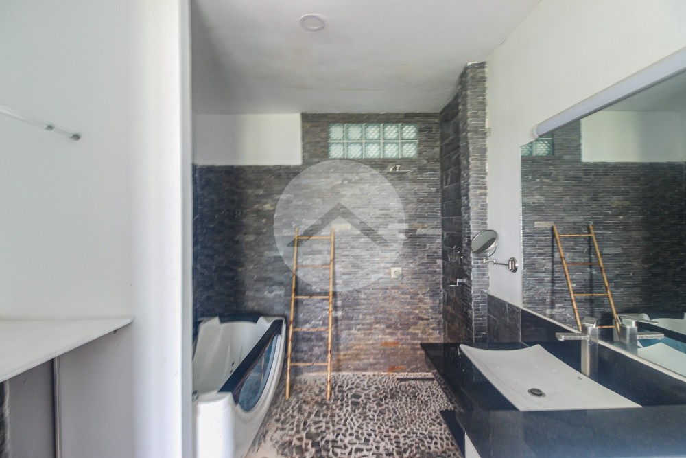 Renovated 2 Bedroom Apartment For Rent - Wat Phnom, Phnom Penh - Image 10