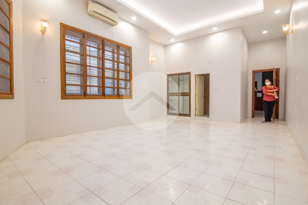6 Bedroom Commercial  Villa For Rent - Boeung Raing, Phnom Penh - Image 17