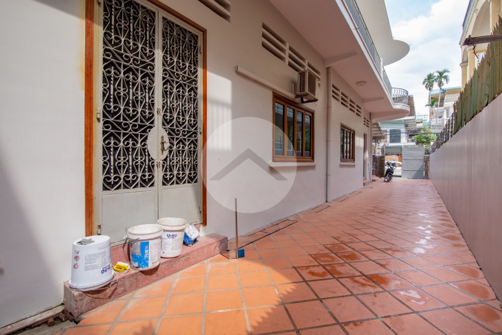 6 Bedroom Commercial  Villa For Rent - Boeung Raing, Phnom Penh - Image 28