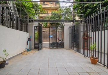 2 Bedroom Shophouse For Rent - Toul Tum Poung 2, Phnom Penh thumbnail