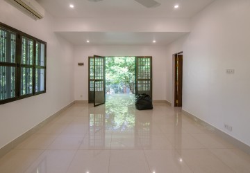 4 Bedroom Villa For Rent - Tonle Bassac, Phnom Penh thumbnail