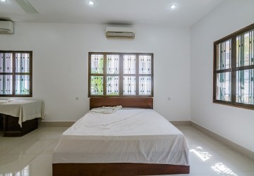 4 Bedroom Villa For Rent - Tonle Bassac, Phnom Penh thumbnail