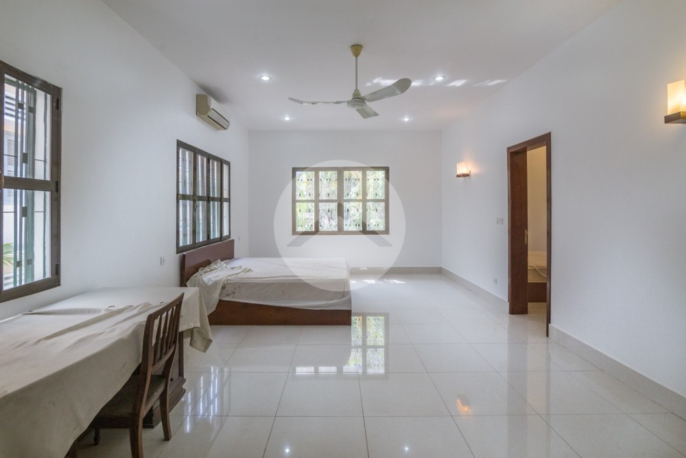 4 Bedroom Villa For Rent - Tonle Bassac, Phnom Penh - Image 22