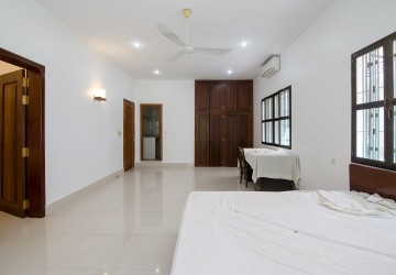 4 Bedroom Villa For Rent - Tonle Bassac, Phnom Penh thumbnail