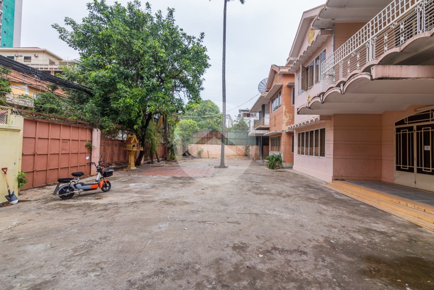 1,000 Sqm Land and 2 Villas For Rent - Chakto Mukh, Phnom Penh