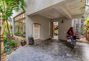 3 Bedroom Townhouse For Rent - Tonle Bassac, Phnom Penh thumbnail
