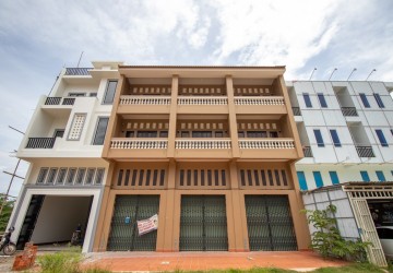 6 Bedroom Commercial Shophouse For Rent - Road 60, Siem Reap thumbnail