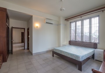 3 Bedroom Apartment For Rent - BKK1, Phnom Penh thumbnail