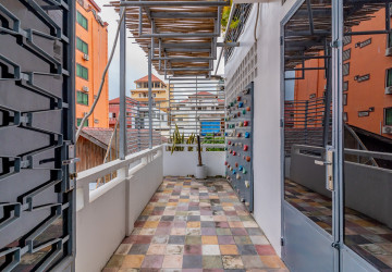 Renovated Duplex 3 Bedroom Apartment For Rent - Beoung Prolit, Phnom Penh thumbnail