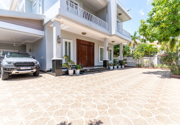 6 Bedroom Villa For Rent - Tonle Bassac, Phnom Penh thumbnail